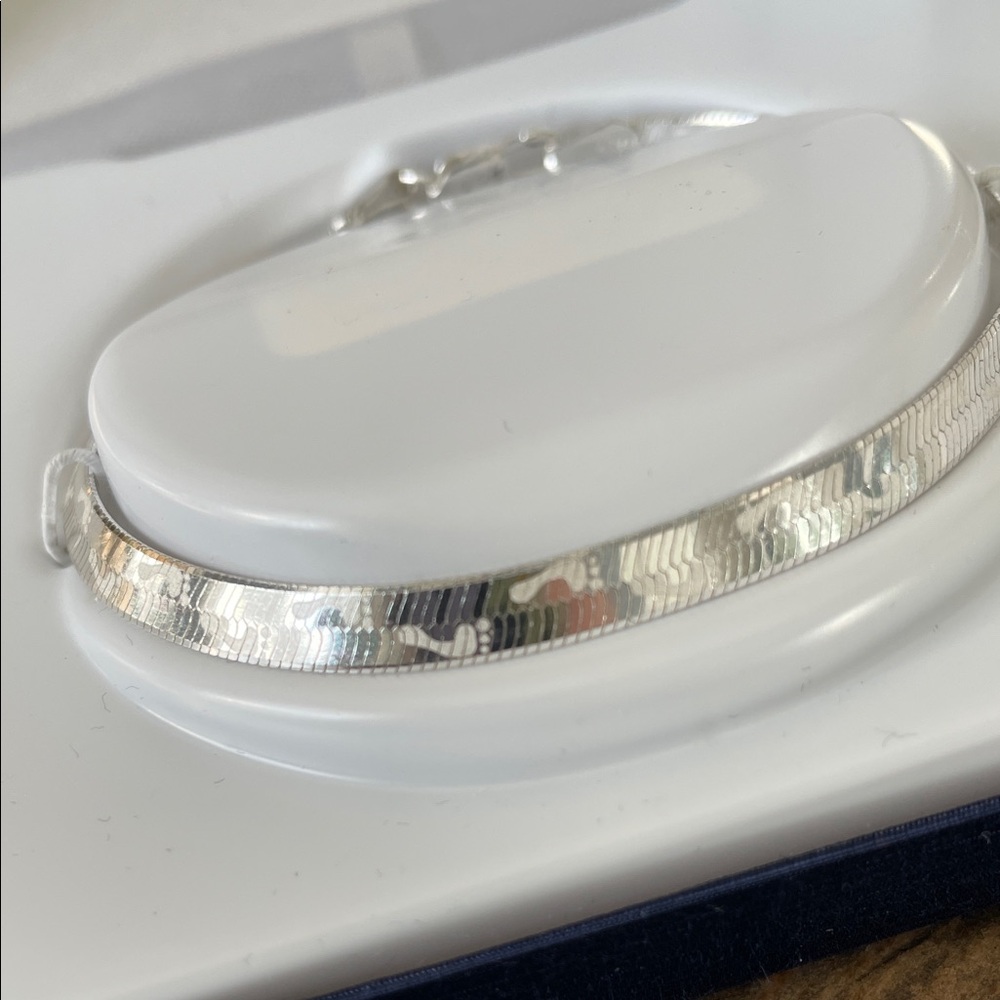 Elegant Sterling Silver Bracelet - Picture 2 of 3